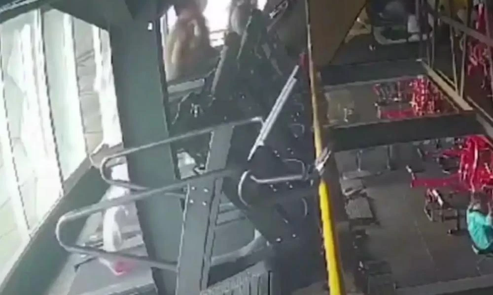 Ινδονησία: Βίντεο σοκ από τον θάνατο 22χρονης που έπεσε από τον τρίτο